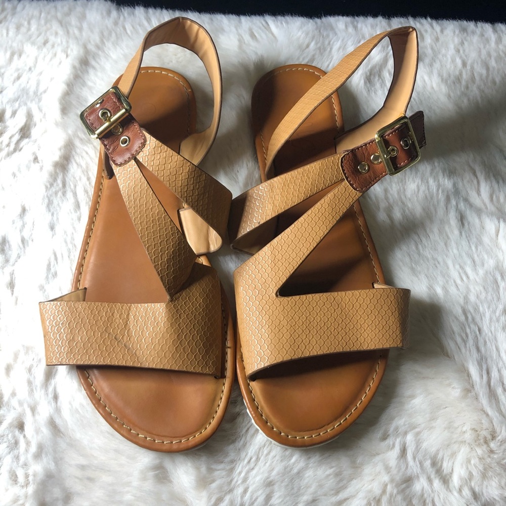 Cute Tan Sandals 👡